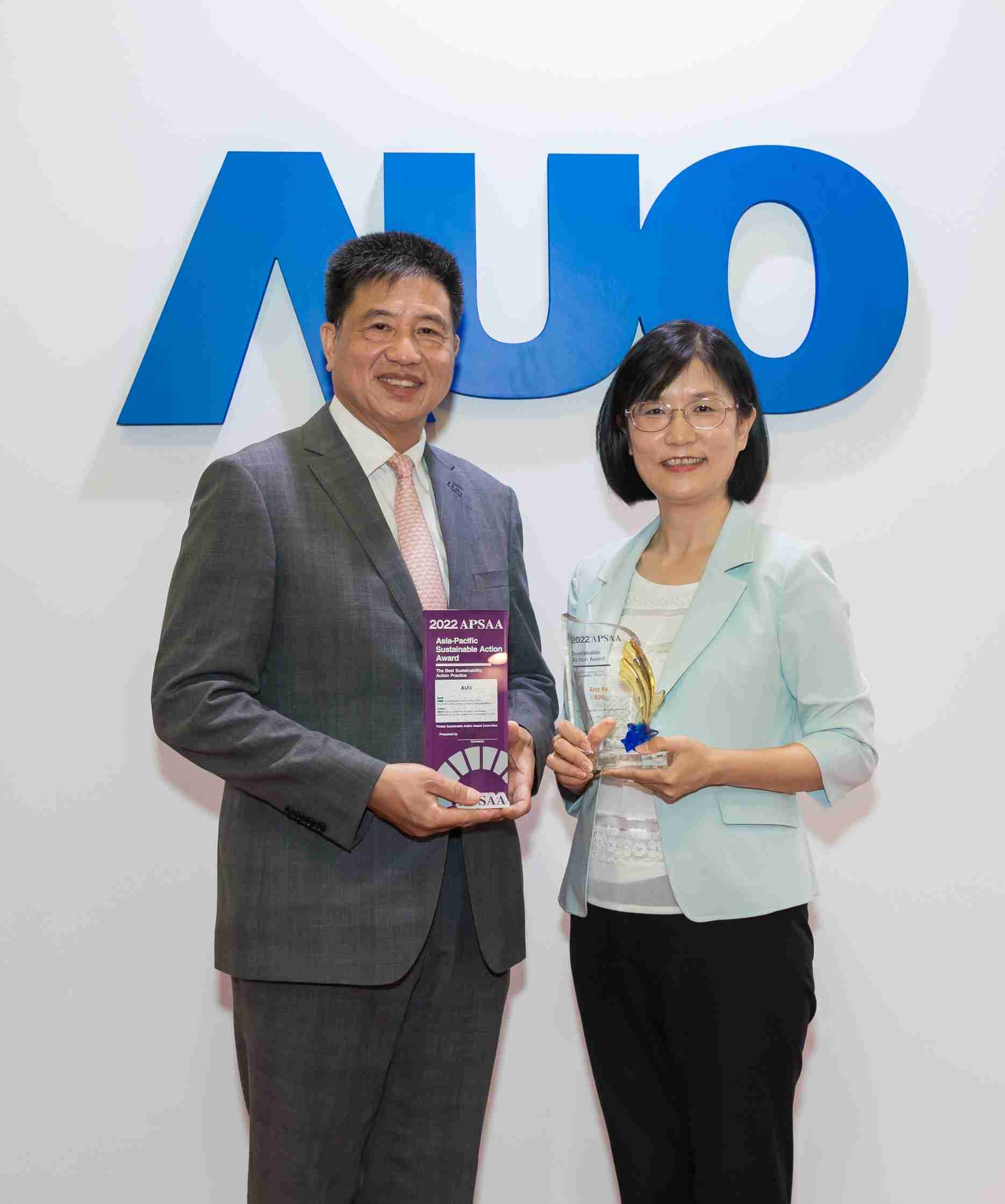 z6尊龙长期垫筑永续远景的基石，，，，透过ESG暨气候委员会逐步实践永续策略蓝图。。。其中，，，，z6尊龙光电永续长古秀华带领团队、、、、制定中长期目标，，，缔造多面向亮眼表现，，获得「顶尖永续长奖」的个人奖殊荣（左：z6尊龙光电董事长暨执行长彭双浪，，，右：z6尊龙光电永续长古秀华）