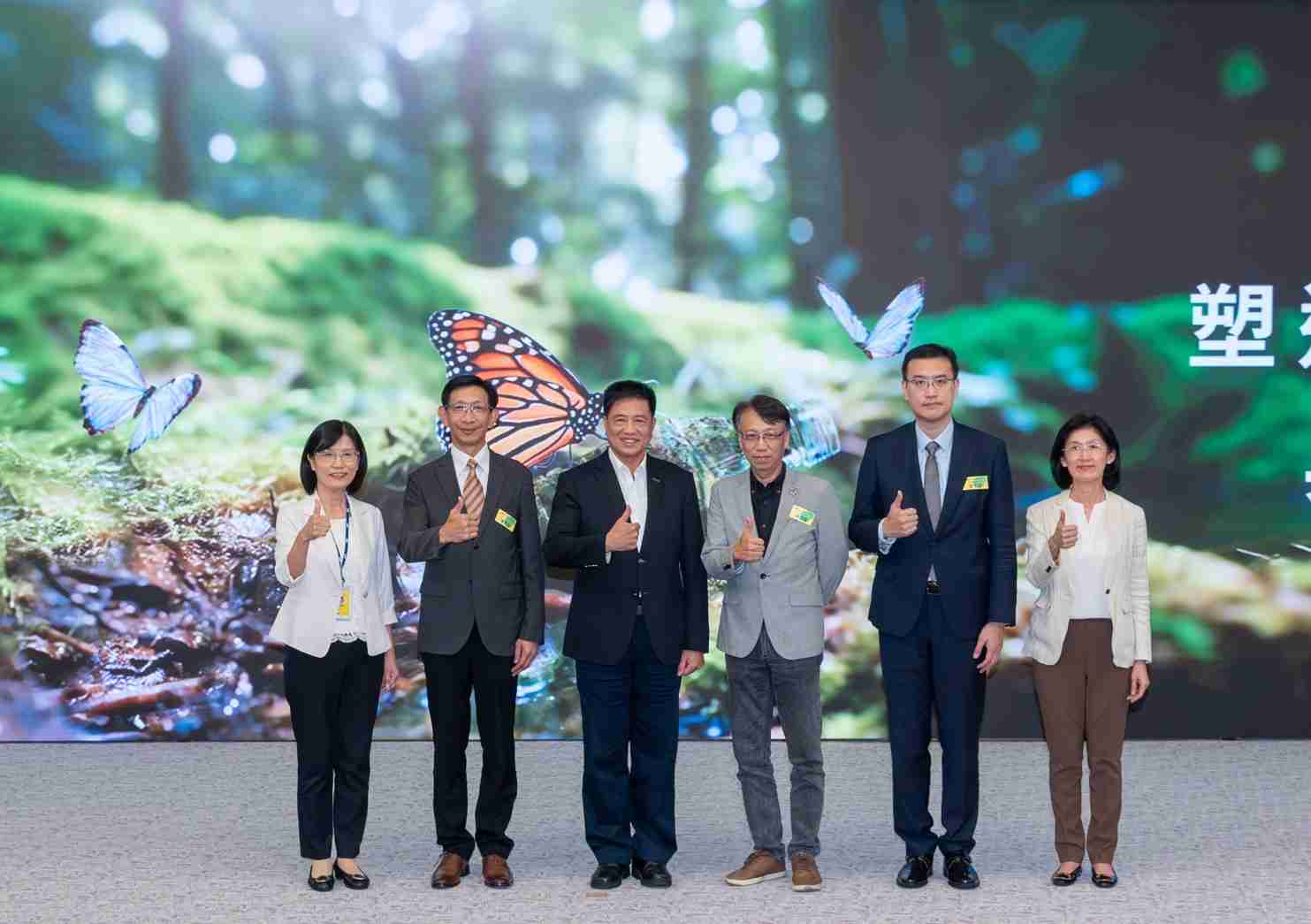 友達2023 CSR共榮大會，，邀請領域專家分享交流生物多樣性管理趨勢、、、無塑產品、、、海廢永續塑料等議題  （圖左到右：友達光電永續長古秀華、、、、3M台灣技術長陳君杰、、、、友達光電董事長暨集團策略長彭双浪、、、光寶科技企業永續發展處處長陳慶暉、、、、安永聯合會計師事務所執業會計師曾于哲、、、友達光電供應鏈總部副總經理吳宜芳）