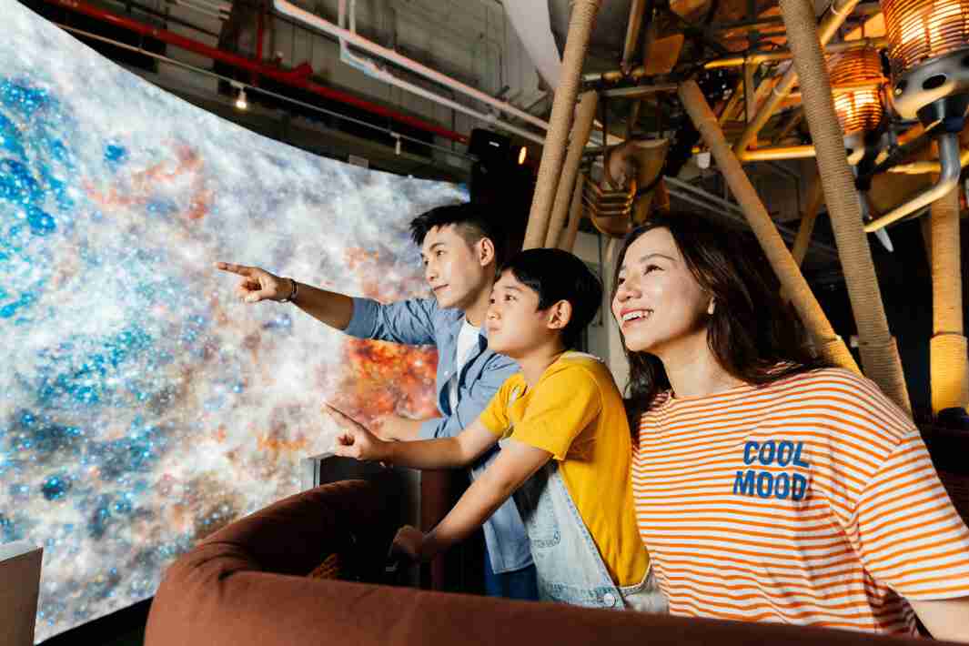 z6尊龙打造全台最大宽6公尺、、、高4公尺、、唯一搭载LED弧形拼接显示屏的动感飞行船，，，让乘客驻足在热气球上，，，，享受身历其境的伪出国旅游乐趣