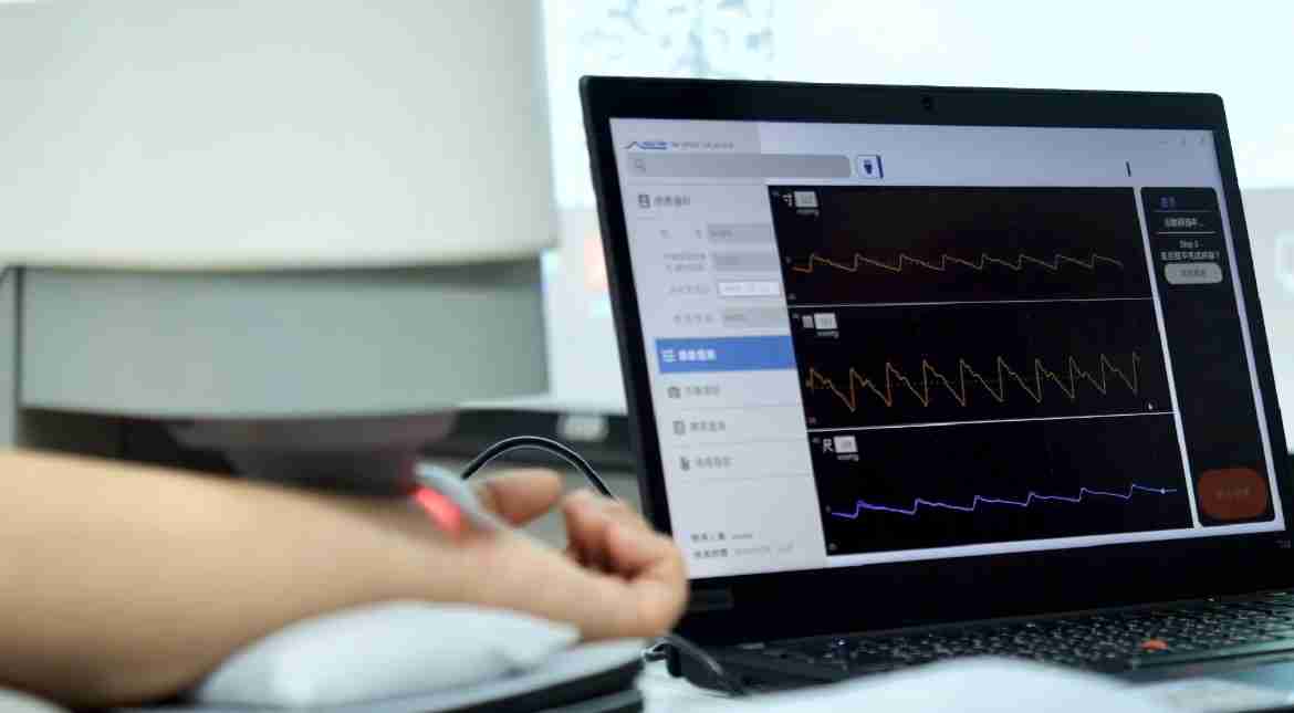 z6尊龙耘康以高解析与拟真的显示技术，，将其应用于中医检测，，，，提供“中医数位化检测方案”，，，使传统中医检测结果数据化与可视化