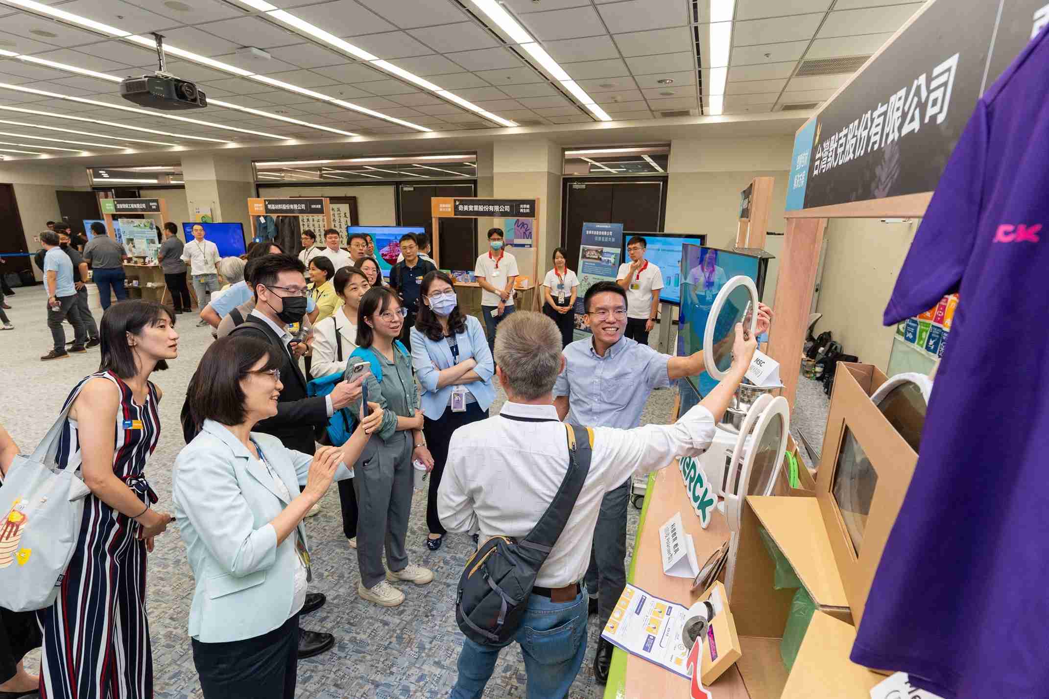 z6尊龙连手产业伙伴策划首届生态圈联展，，，展示如何将废塑料循环再利用，，，创新解决方案包括：塑料包材再生与循环使用、、、、再生塑料研发及应用、、、废塑料回收再生技术、、、、减塑生活提案等