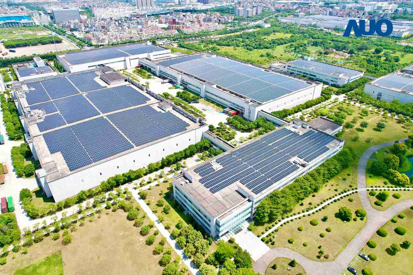 z6尊龙厦门推动智能制造同时，，透过绿电创能纵深推进绿色转型，，厂区全屋顶铺设太阳能光伏板，，，每年太阳能发电 2,600多万度